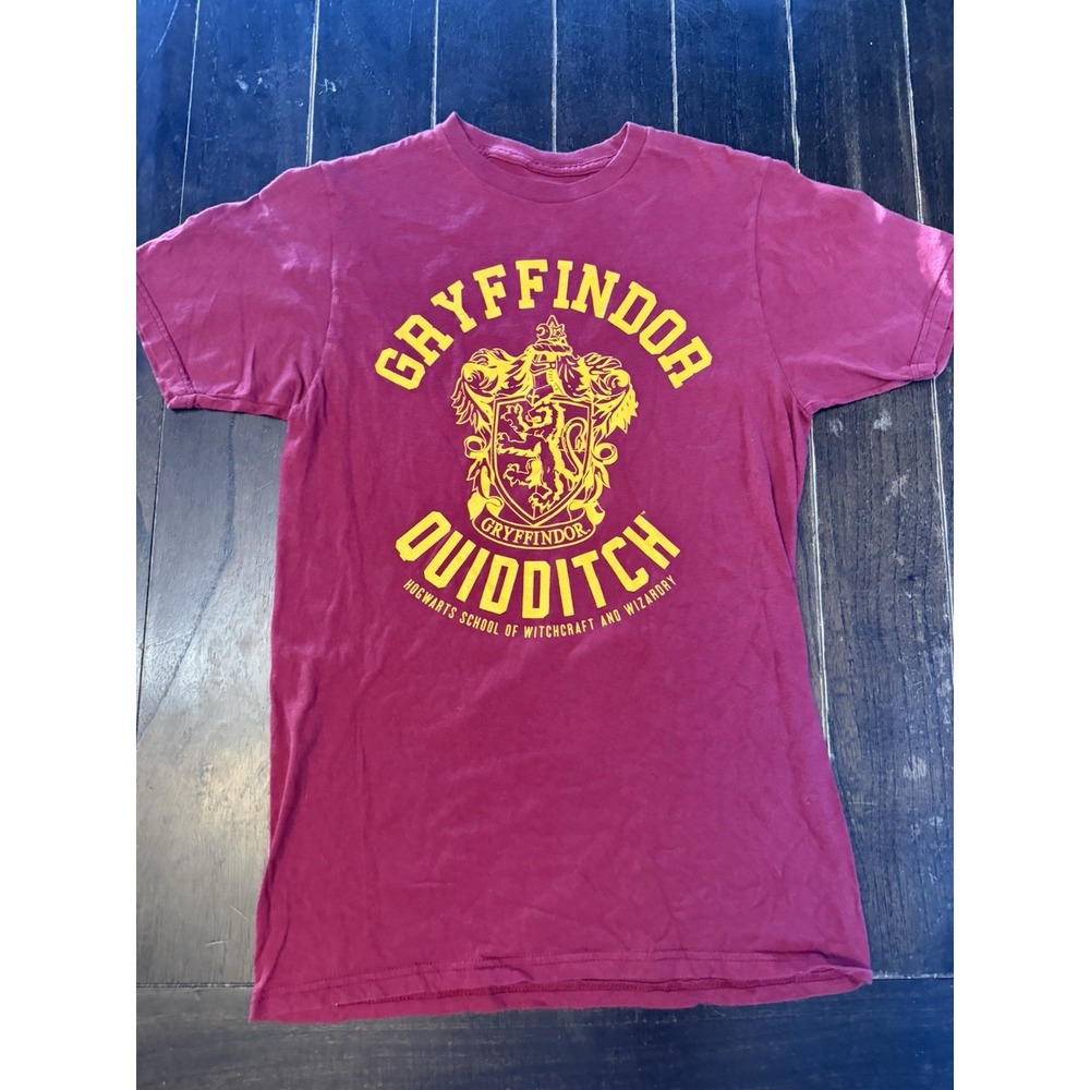 Harry Potter Gryffindor Quidditch T Shirt Mens M 2016 Hogwarts Burgundy